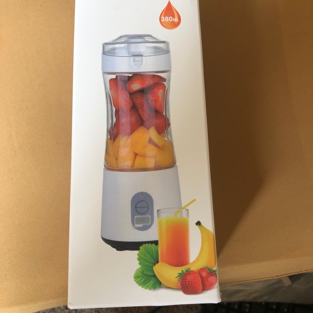 Fruit juicer cup